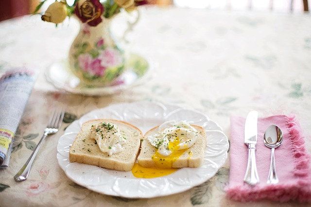 Poached eggs on toast 739401 640