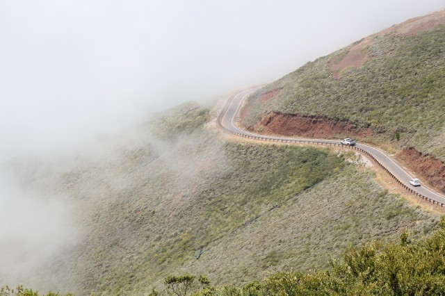 Cars winding mountain road fog 640x426