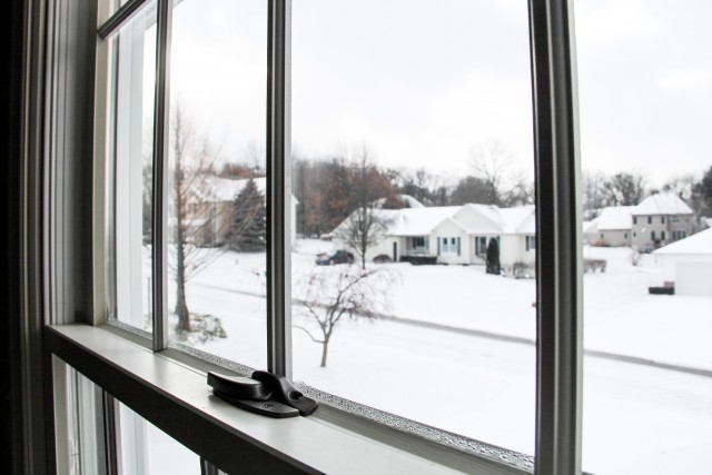 Window panes snow street neighborhood 640x427