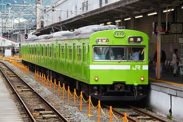 Green train 219618 640
