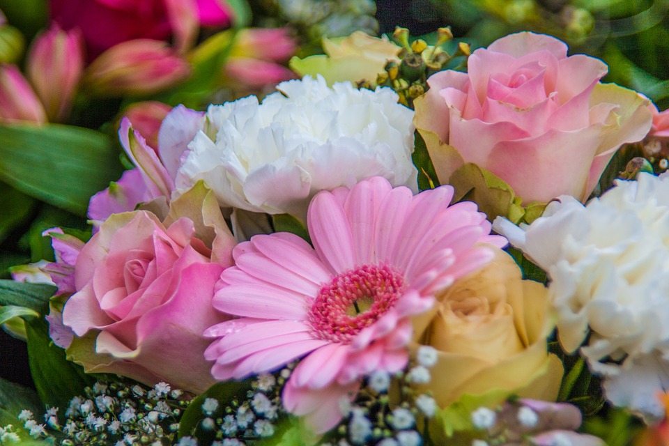 大きさに注意 送別会で贈る花束の選び方と値段の相場 ビズパーク