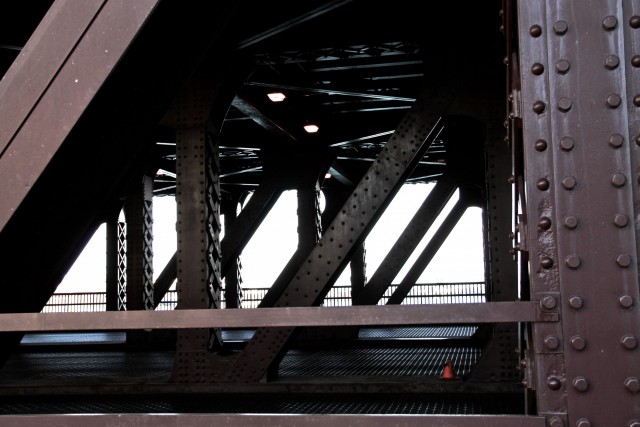 Metal beams bridge 640x427