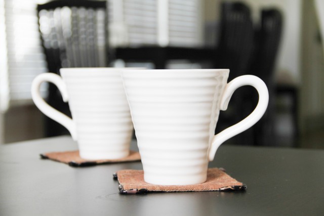 2 white coffee mugs 640x427